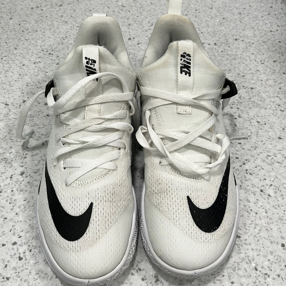 Nike mid basketball shoes